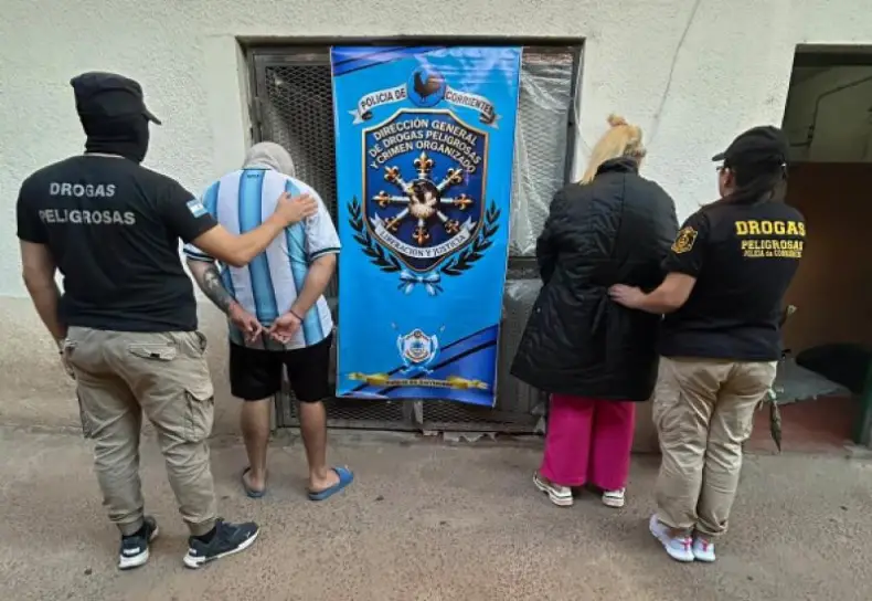 DETENIDAS POR DROGAS.webp Mujer e hijo fueron detenidos por venta de drogas en su vivienda