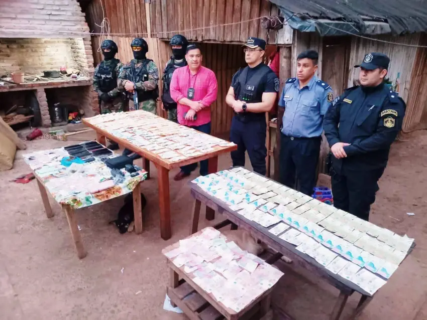 DROGAS OPERATIVO.webp Golpe al narcomenudeo: Cuatro detenidos, drogas secuestradas y casi un millón de pesos incautados