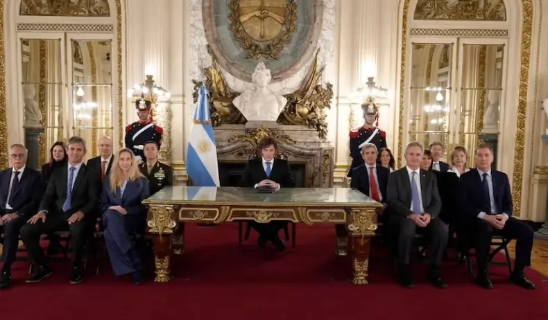GABINETE CON MILEI.webp Tras la Cadena Nacional : Milei anunció la construcción de una base naval en Tierra del Fuego y sanciones a petroleras que operen en Malvinas
