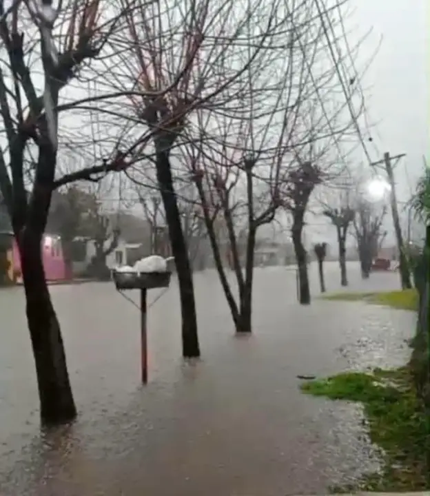 INUNDADOS.webp Bomberos Voluntarios comenzaron a evacuar a vecinos del barrio Santa Rosa en Curuzú