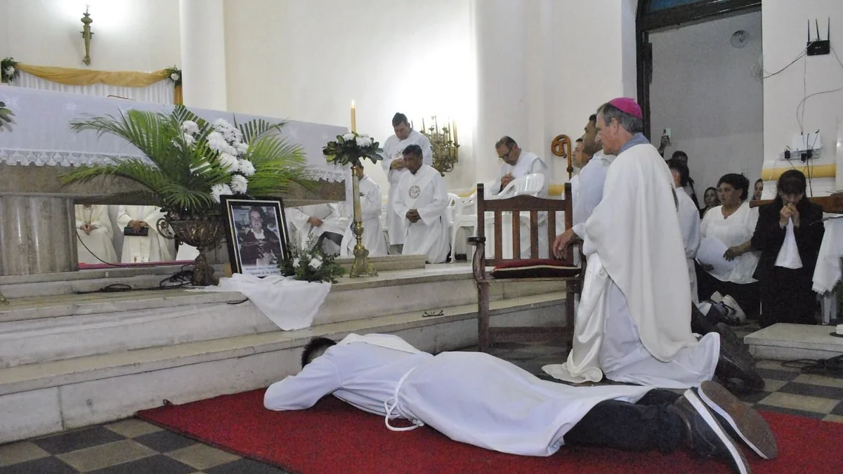Se ordenó un nuevo sacerdote en Corrientes, y monseñor Canecín advirtió: «Evitemos la tentación de convertirnos en francotiradores pastorales»
