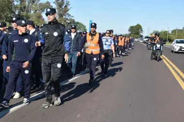 POLICIA CAMINANDO.webp