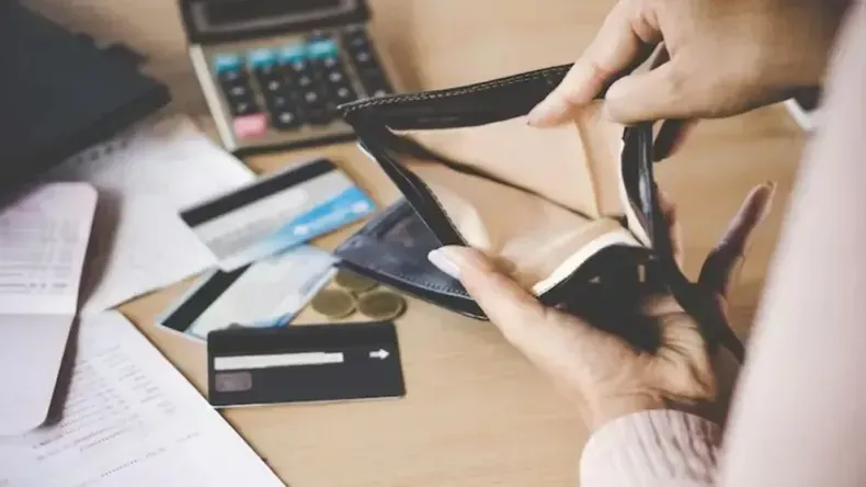 TARJETAS.webp La mora en los créditos a las familias alcanzó el 18% en julio y lleva casi dos años de suba continua