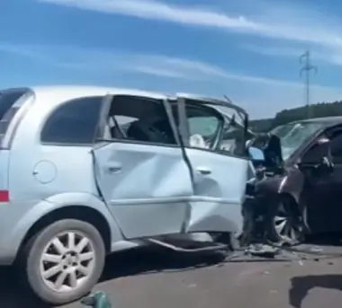 auto-accidente.webp Tres personas muertas tras siniestro vial en el interior de Corrientes