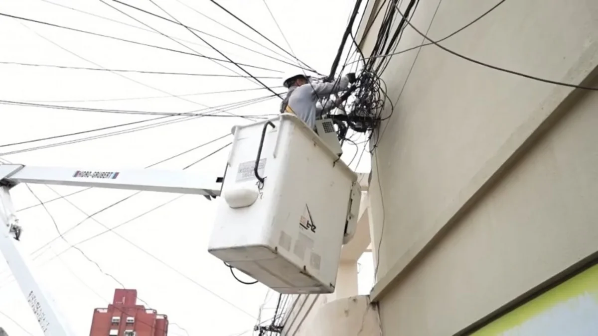 cableado.webp Qué calle del centro de Corrientes estará cortada por el retiro de cables aéreos