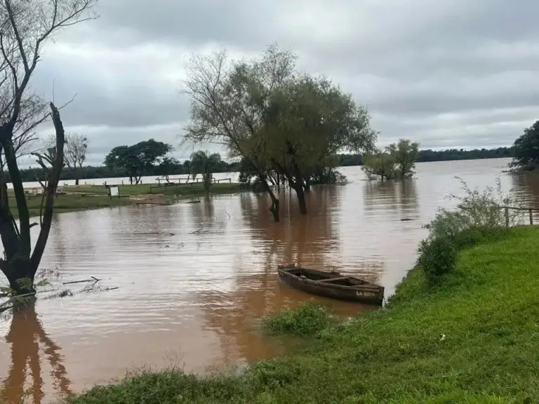 Alerta en Santo Tomé: el río Uruguay sube a ritmo constante y esperan un importante pico de crecida