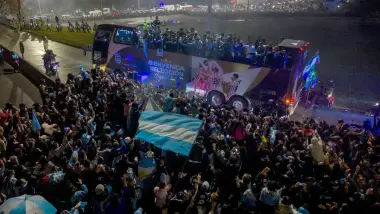 Una multitud recibió a la Selección Argentina en su regreso al país tras el Mundial 2026