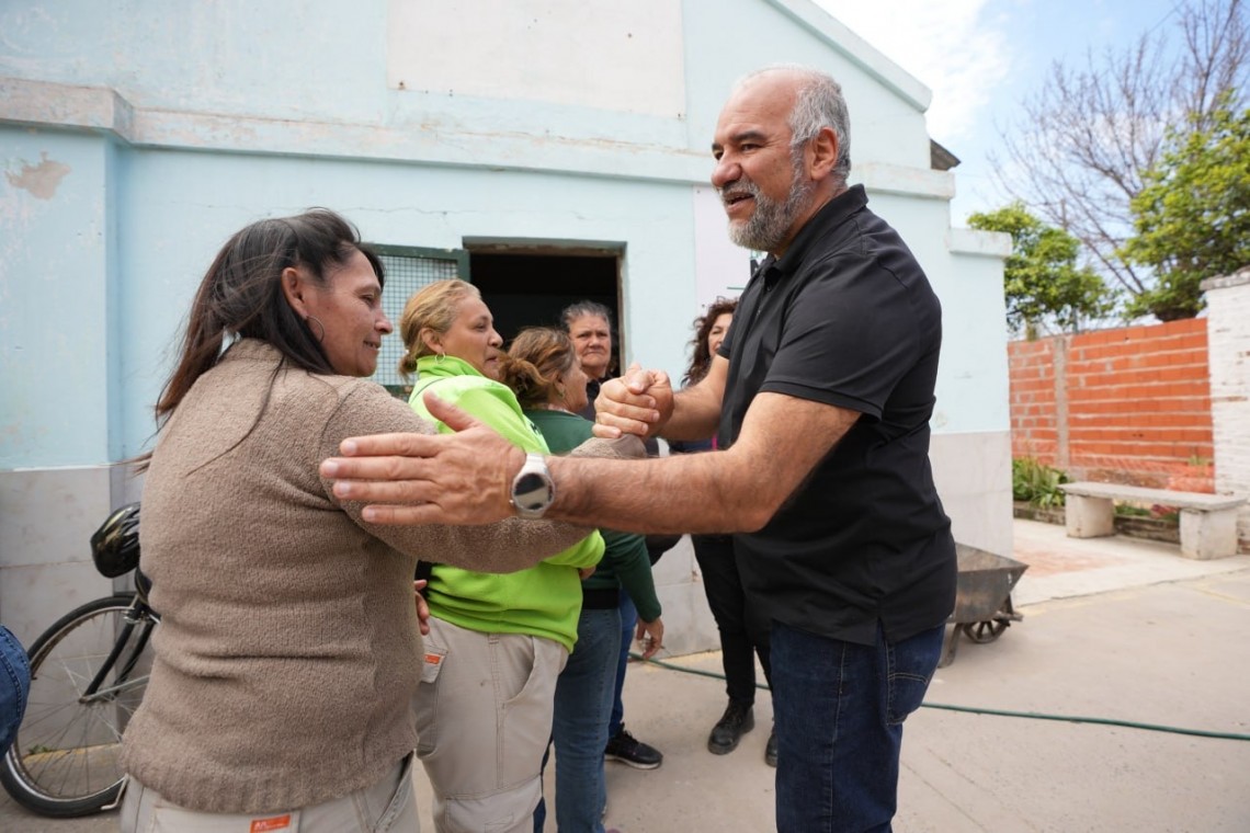 polich-anahí.jpeg Polich supervisó obras en la plaza del barrio Anahí y destacó el trabajo integral del personal municipal