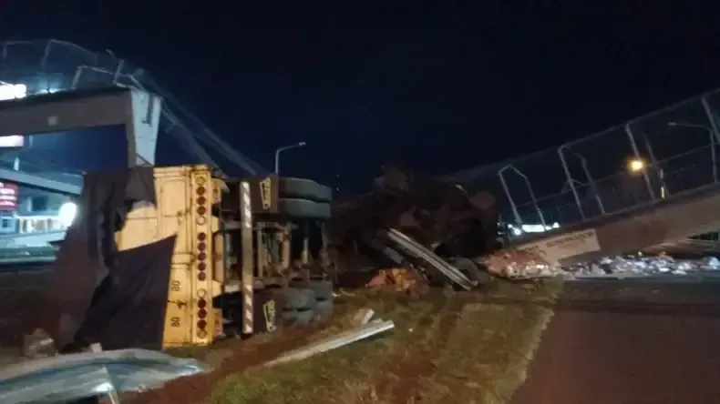 Ruta 16: murió un camionero correntino tras el derrumbe de un puente peatonal