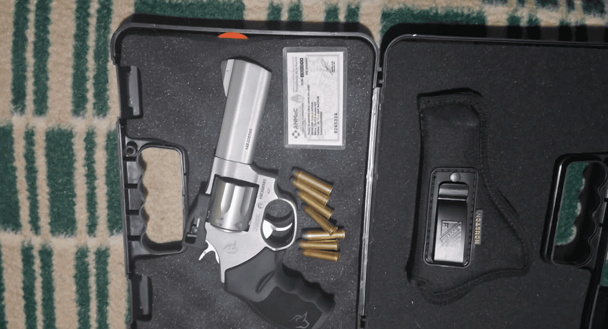 Allanamiento en Rawson: secuestraron un arsenal de armas tras una gresca barrial que dejó un niño herido