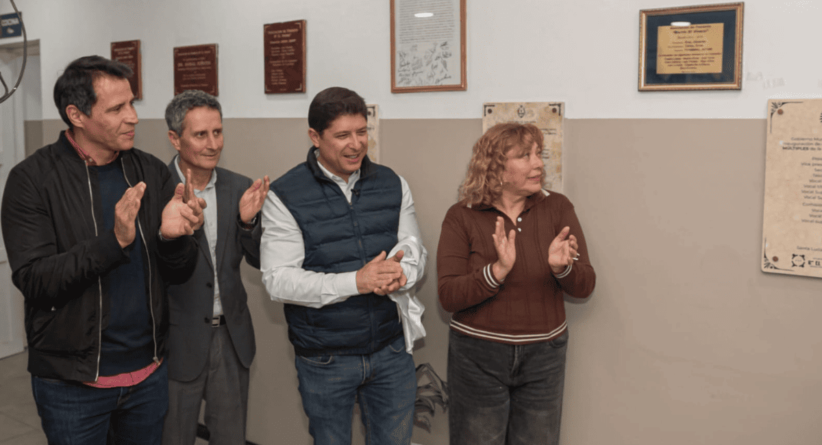 La Municipalidad de Santa Lucía dejó formalmente inauguradas las obras de remodelación y puesta en valor del Barrio Vivero. La intervención abarcó la refacción del Salón de Usos Múltiples (SUM) perteneciente a la Asociación de Fomento, así como la plaza contigua y el playón polideportivo, en un proyecto diseñado para mejorar las condiciones de reunión y recreación de las familias del sector. El acto de corte de cintas fue encabezado por el intendente municipal Juan José Orrego, quien estuvo acompañado por el ministro de Familia y Desarrollo Humano de San Juan, Carlos Platero, la diputada departamental Rosana Luque, autoridades del Concejo Deliberante, funcionarios de la comuna y pobladores de la zona. Durante la ceremonia, el ministro Platero valoró las tareas ejecutadas por el equipo municipal y remarcó que la inversión en infraestructura social fortalece el trabajo de las uniones vecinales y fomenta la integración territorial. A su turno, el intendente Orrego recordó que las obras se proyectaron a partir de encuentros participativos con los propios habitantes: La Municipalidad de Santa Lucía dejó formalmente inauguradas las obras de remodelación y puesta en valor del Barrio Vivero. La intervención abarcó la refacción del Salón de Usos Múltiples (SUM) perteneciente a la Asociación de Fomento, así como la plaza contigua y el playón polideportivo, en un proyecto diseñado para mejorar las condiciones de reunión y recreación de las familias del sector. El acto de corte de cintas fue encabezado por el intendente municipal Juan José Orrego, quien estuvo acompañado por el ministro de Familia y Desarrollo Humano de San Juan, Carlos Platero, la diputada departamental Rosana Luque, autoridades del Concejo Deliberante, funcionarios de la comuna y pobladores de la zona. Durante la ceremonia, el ministro Platero valoró las tareas ejecutadas por el equipo municipal y remarcó que la inversión en infraestructura social fortalece el trabajo de las uniones vecinales y fomenta la integración territorial. A su turno, el intendente Orrego recordó que las obras se proyectaron a partir de encuentros participativos con los propios habitantes:
