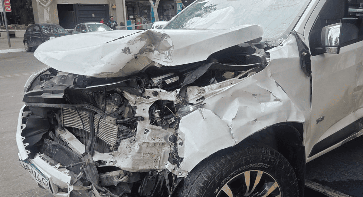 Fuerte choque en la Capital sanjuanina: un conductor salió despedido y terminó bajo un auto Fuerte choque en la Capital sanjuanina: un conductor salió despedido y terminó bajo un auto