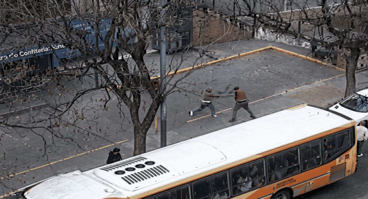 Córdoba: dos cuidacoches detenidos tras golpear a un conductor que no quiso pagar la tarifa en barrio Güemes Córdoba: dos cuidacoches detenidos tras golpear a un conductor que no quiso pagar la tarifa en barrio Güemes