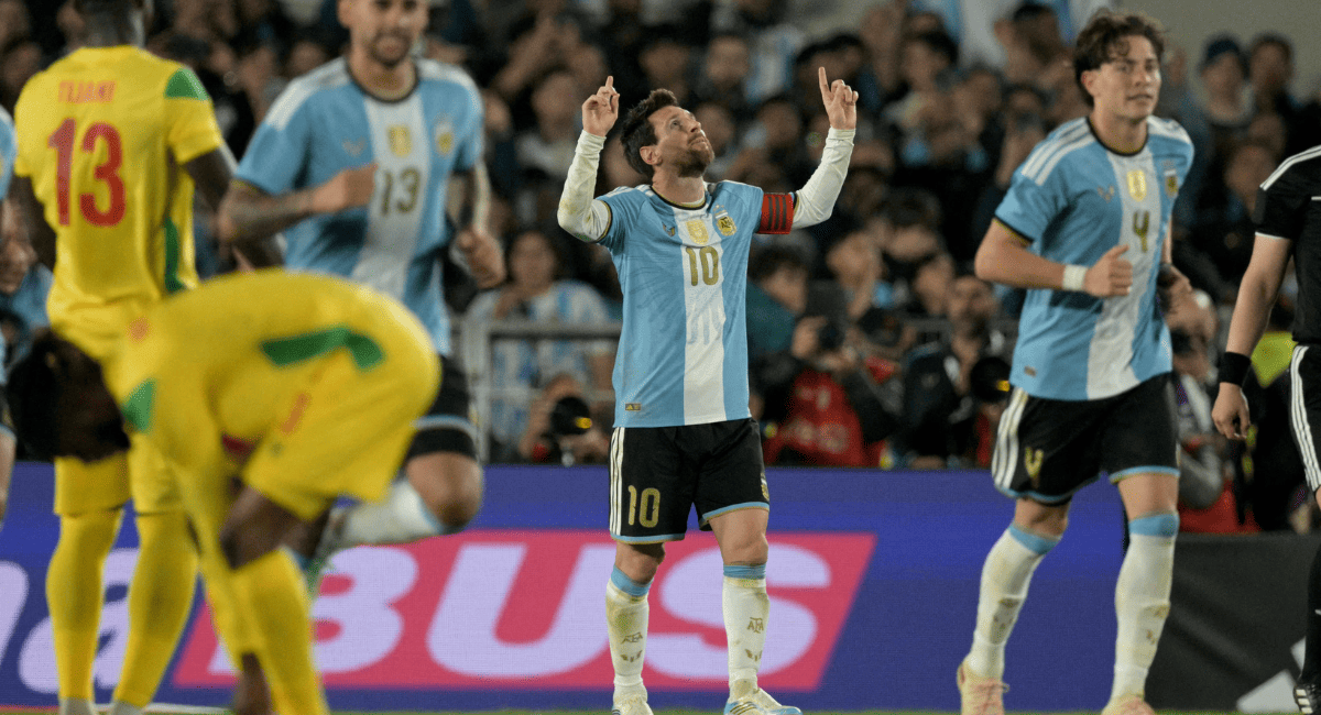 El capitán argentino cerró una etapa de 21 años vistiendo la camiseta celeste y blanca ante más de 85 mil espectadores en Núñez, en un encuentro correspondiente al cierre de la ventana de la FIFA. Lionel Messi jugó su último partido con la selección argentina en el Estadio Monumental, en una jornada donde el conjunto dirigido por Lionel Scaloni se impuso por 3-0 ante Benín. El capitán albiceleste tuvo una actuación determinante en el marcador al aportar dos asistencias y convertir un gol de penal ante más de 85 mil espectadores que colmaron las tribunas del recinto de Núñez. Con este encuentro en el marco del cierre de la ventana de la Federación Internacional de Fútbol (FIFA), se puso fin a un ciclo de 21 años de Lionel Messi vistiendo la camiseta del seleccionado nacional. Durante este período de más de dos décadas, el atacante cosechó seis títulos oficiales: el Mundial Sub 20 2005, la medalla de oro en los Juegos Olímpicos de Pekín 2008, las Copas América de 2021 y 2024, la Finalissima 2022 y la Copa del Mundo de Qatar 2022. Las palabras del capitán tras el encuentro Al finalizar el partido, Messi tomó la palabra sobre el césped para dirigirse al público y expresar sus sensaciones en la jornada de cierre: 