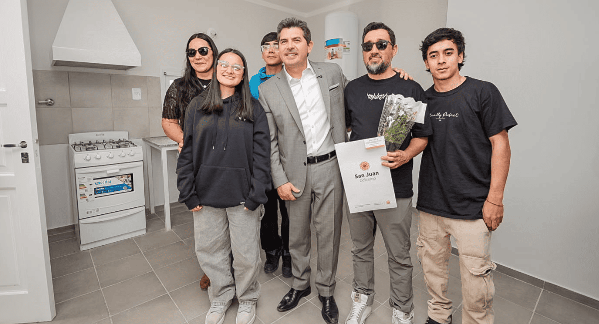 Orrego encabezó una entrega de viviendas en Chimbas y confirmó el próximo barrio a entregar