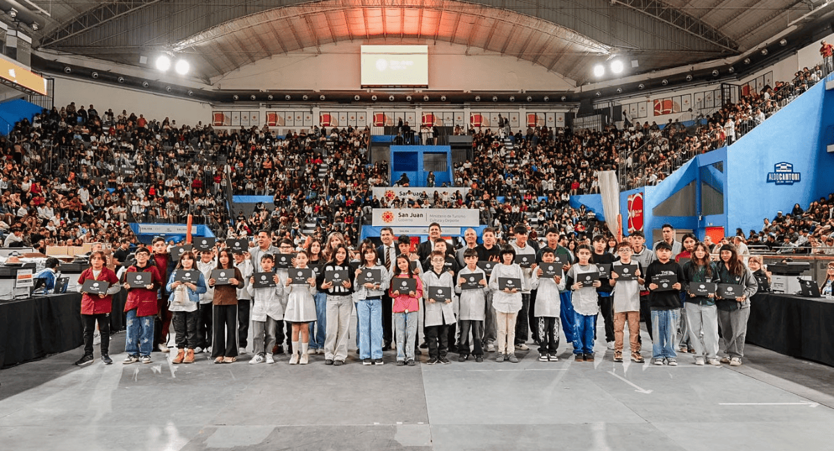 Orrego entregó 1.392 notebooks y detalló el cronograma de próximas entregas para Chimbas, Pocito y Santa Lucía Orrego entregó 1.392 notebooks y detalló el cronograma de próximas entregas para Chimbas, Pocito y Santa Lucía