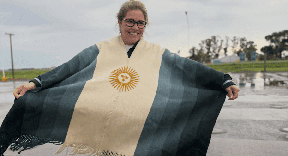La historia del Poncho Bandera que Agustín Giay le cambió a Soledad Pastorutti en la despedida de Messi La historia del Poncho Bandera que Agustín Giay le cambió a Soledad Pastorutti en la despedida de Messi