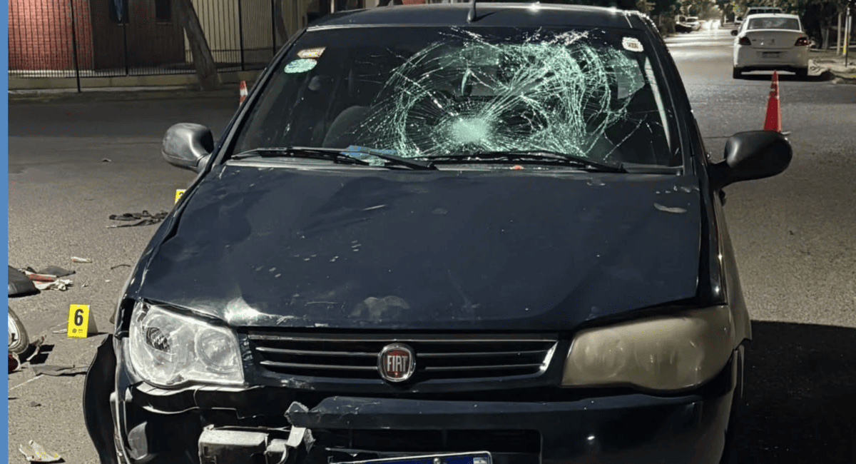Rawson, violento choque entre auto y moto: la motociclista está grave en código rojo
