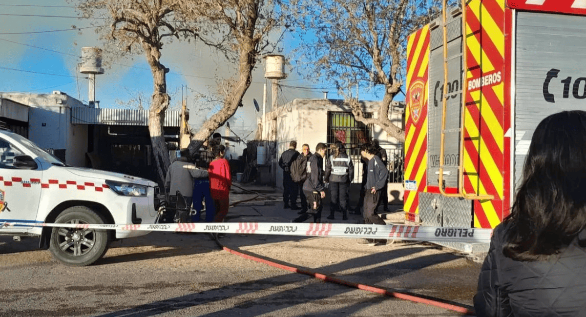 ¡Urgente en Rawson! Explotó una garrafa y se incendió una vivienda en el barrio 4 de Junio ¡Urgente en Rawson! Explotó una garrafa y se incendió una vivienda en el barrio 4 de Junio