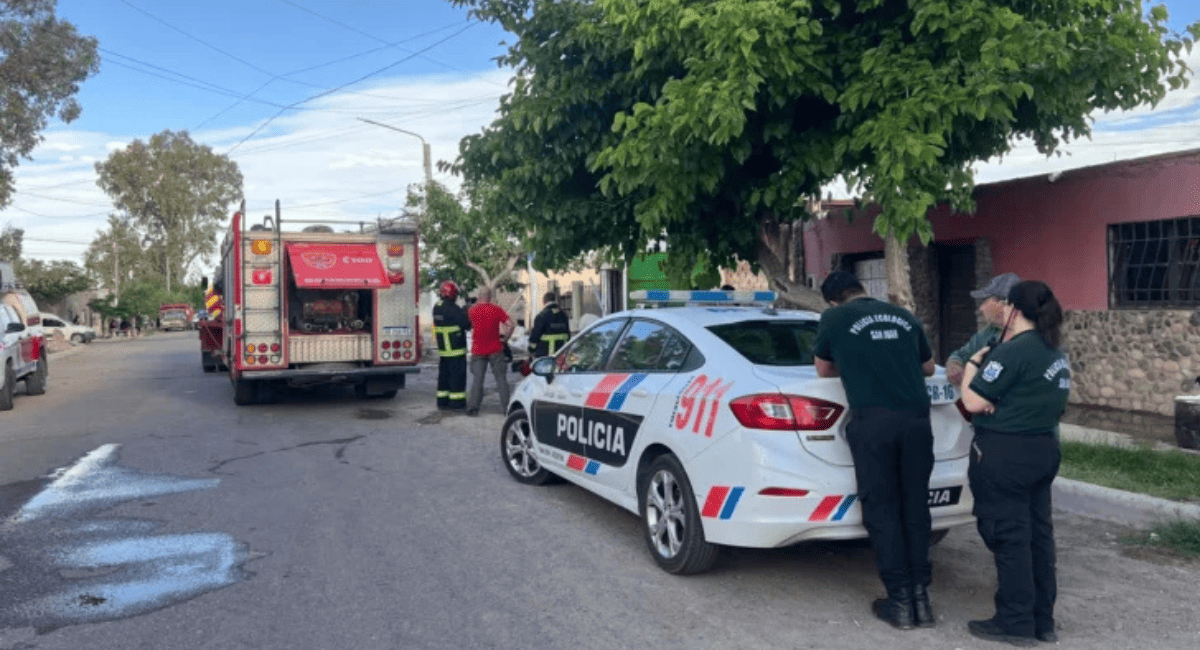 Rawson: las llamas afectaron a una chacarita que colinda con una vivienda y hubo un herido Rawson: las llamas afectaron a una chacarita que colinda con una vivienda y hubo un herido