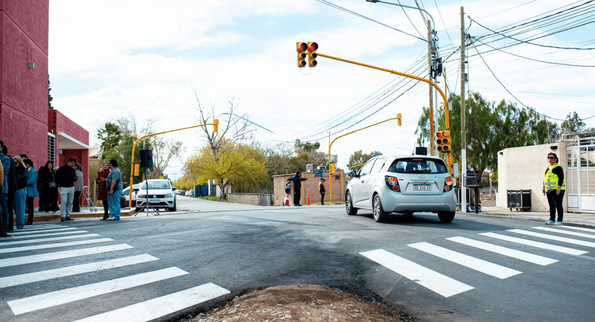 Obras en Rivadavia : Inauguraron la repavimentación de calle Reconquista.