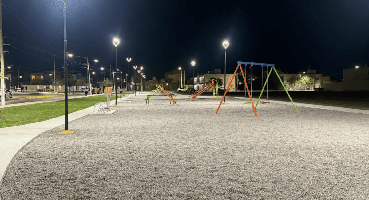 Rivadavia: Cancha de fútbol tenis, juegos e iluminación LED en el Barrio Del Bono Green. Rivadavia: Cancha de fútbol tenis, juegos e iluminación LED en el Barrio Del Bono Green.
