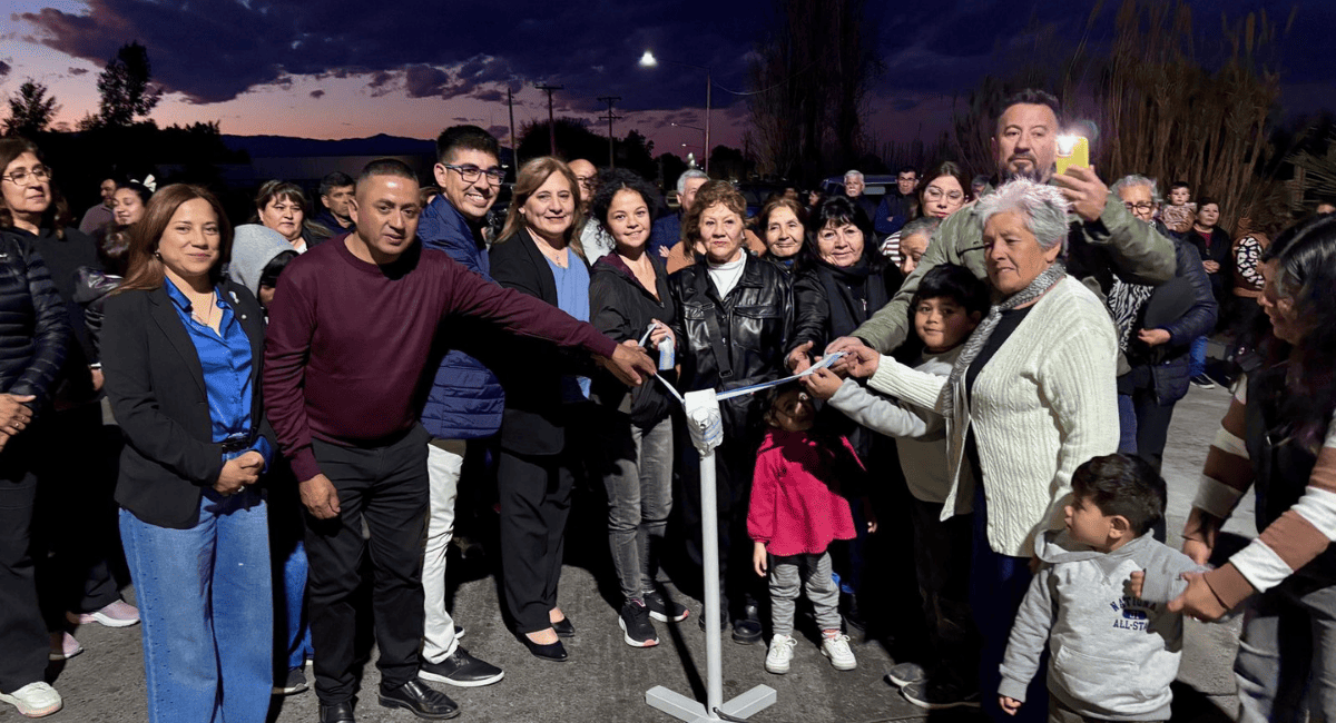 San Martín inauguró el nuevo sistema de semáforos en el distrito Dos Acequias. San Martín inauguró el nuevo sistema de semáforos en el distrito Dos Acequias.