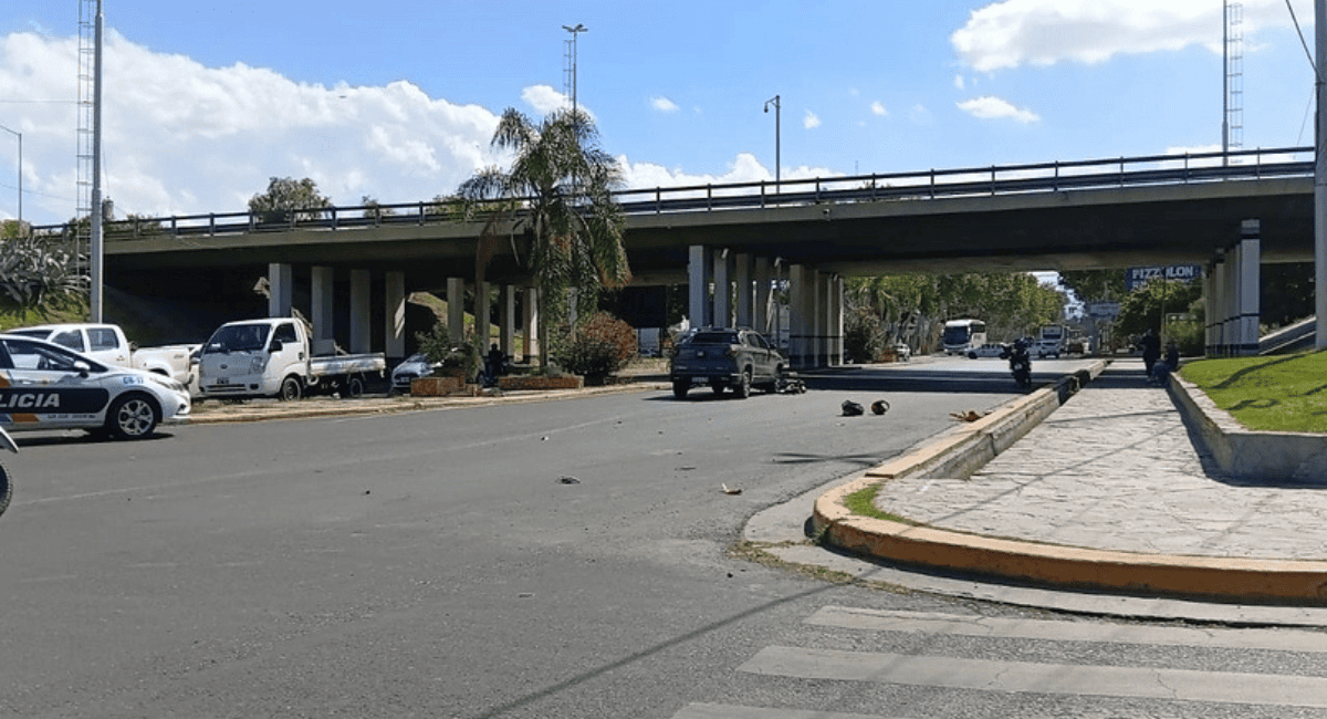 Conductor de moto hospitalizado tras un fuerte impacto contra una Fiat Toro en Santa Lucía Conductor de moto hospitalizado tras un fuerte impacto contra una Fiat Toro en Santa Lucía