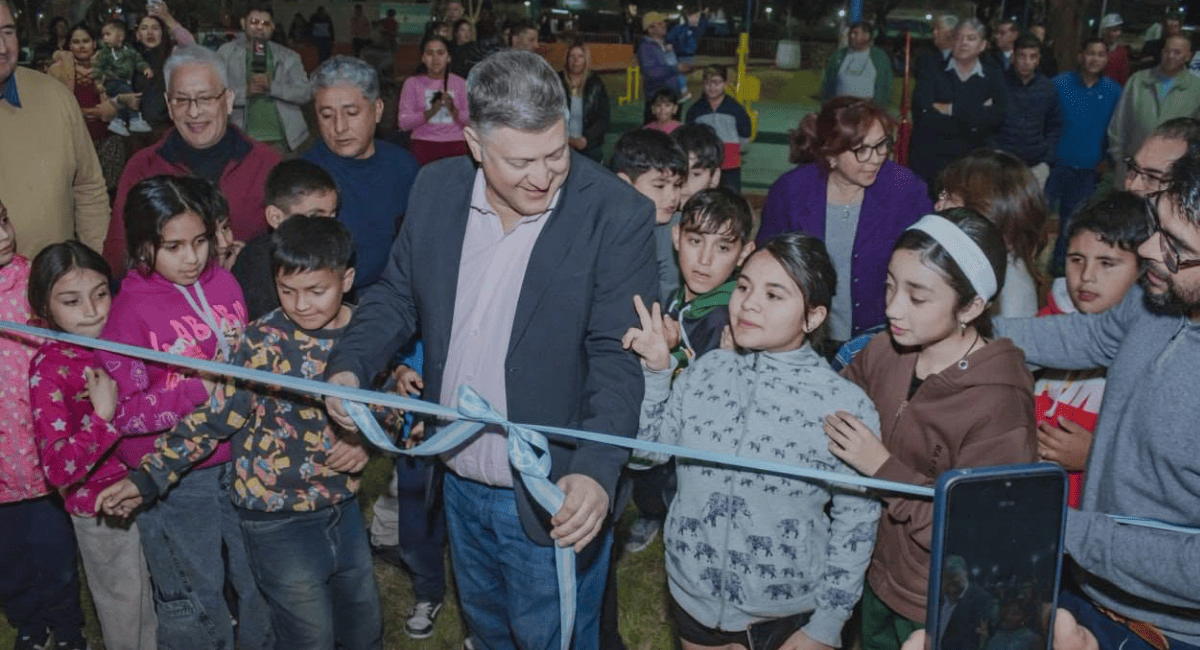 Obras en25 de Mayo: La Plaza de Villa Santa Rosa sumó nuevos juegos infantiles y garita de colectivo. Obras en25 de Mayo: La Plaza de Villa Santa Rosa sumó nuevos juegos infantiles y garita de colectivo.