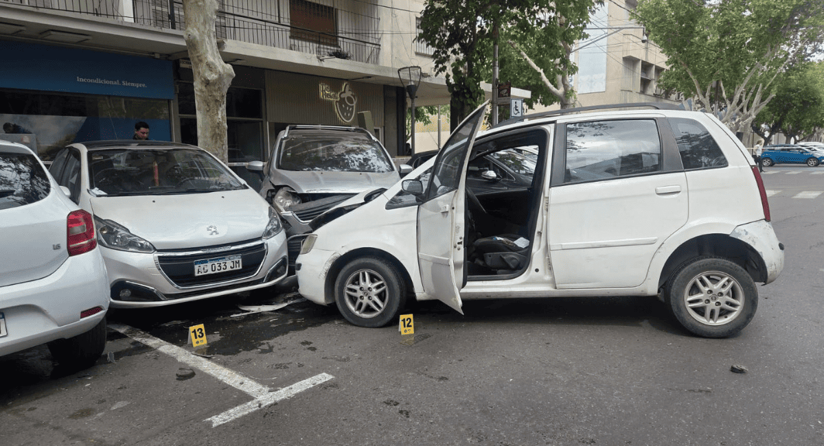 Fuerte choque en la Capital sanjuanina: un conductor salió despedido y terminó bajo un auto Fuerte choque en la Capital sanjuanina: un conductor salió despedido y terminó bajo un auto