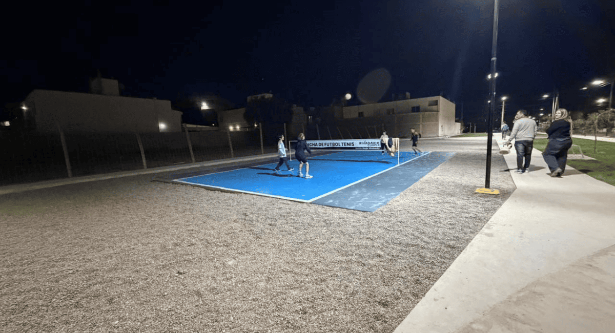 Rivadavia: Cancha de fútbol tenis, juegos e iluminación LED en el Barrio Del Bono Green. Rivadavia: Cancha de fútbol tenis, juegos e iluminación LED en el Barrio Del Bono Green.