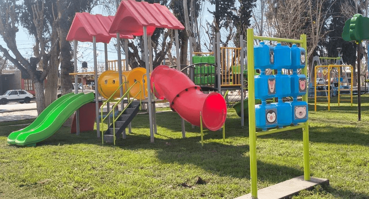 Obras en25 de Mayo: La Plaza de Villa Santa Rosa sumó nuevos juegos infantiles y garita de colectivo.
