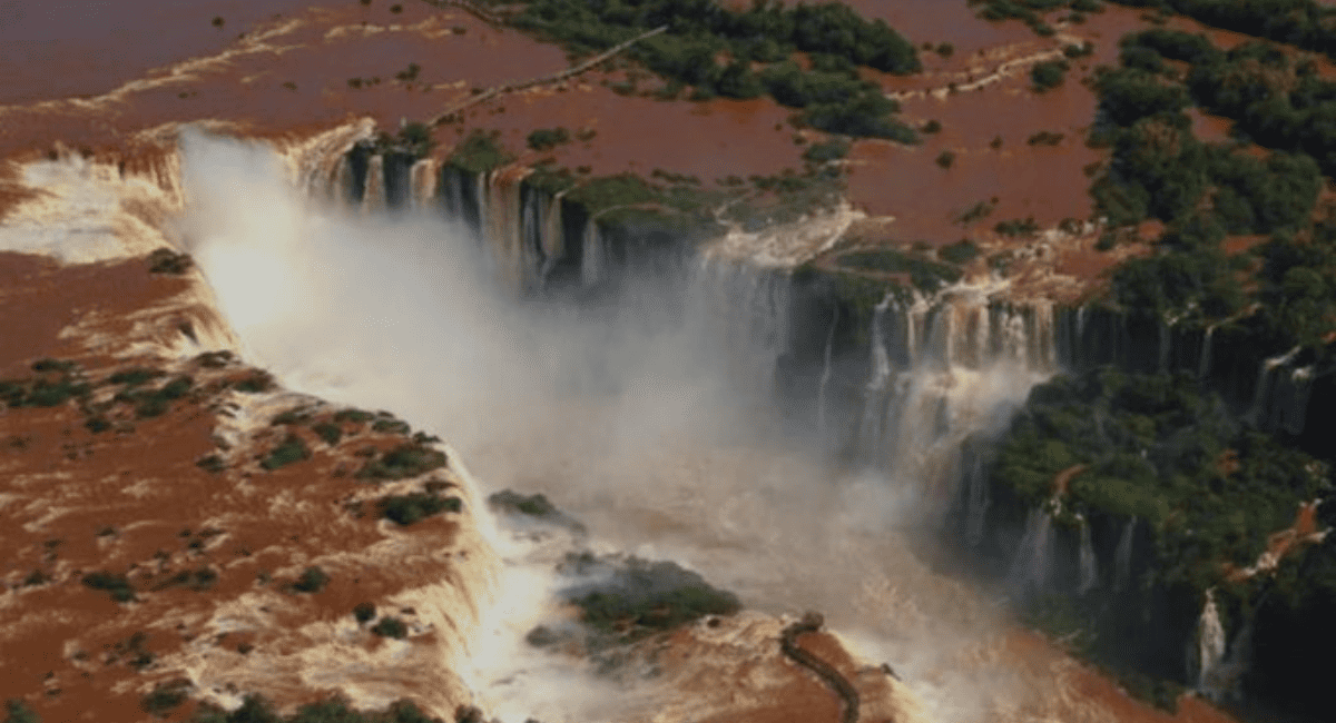 Crecida extraordinaria del Río Iguazú: cierran temporalmente el Parque Nacional Iguazú