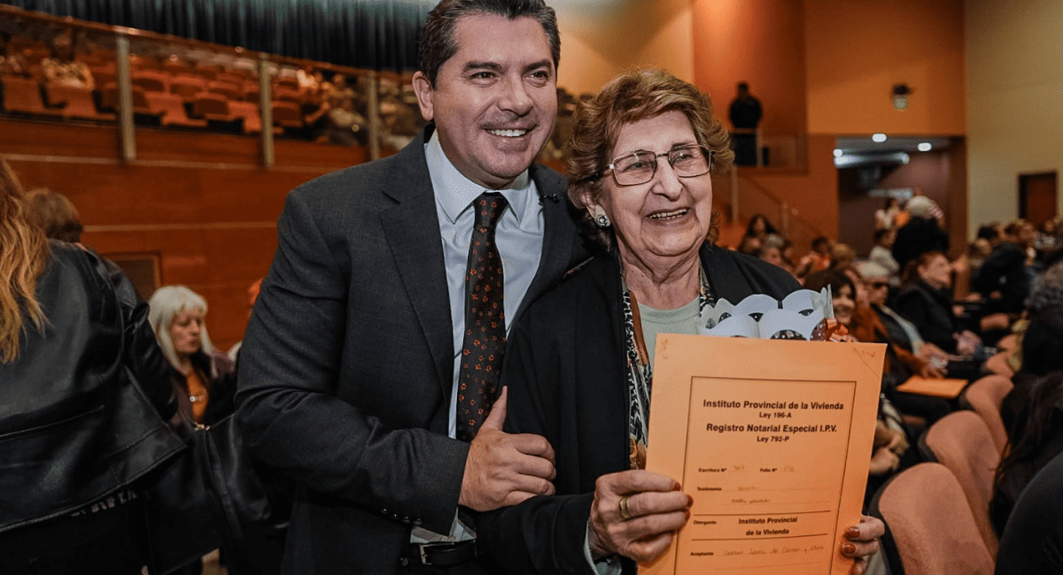 Marcelo Orrego entregó 442 escrituras del IPV a familias de 15 departamentos de San Juan