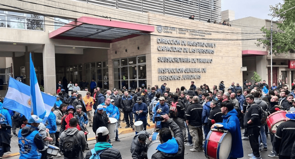 REUNIÓN CLAVE :La UTA y ATAP negocian en Trabajo para destrabar el paro de colectivos REUNIÓN CLAVE :La UTA y ATAP negocian en Trabajo para destrabar el paro de colectivos