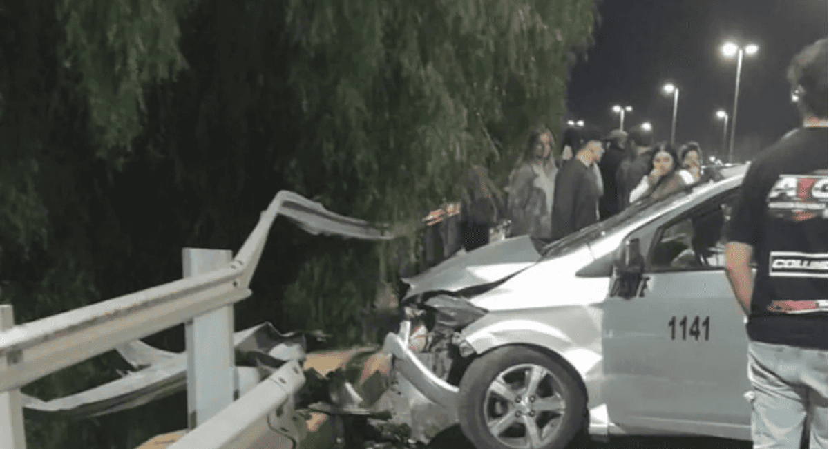Remis perdió el control en el puente de General Acha y hay una joven herida.