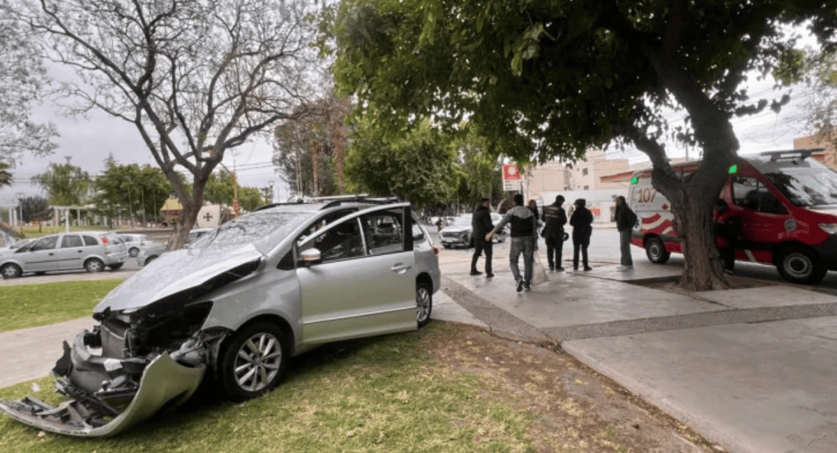 Violento choque en Capital: una Suran terminó dentro del Parque de Mayo Violento choque en Capital: una Suran terminó dentro del Parque de Mayo