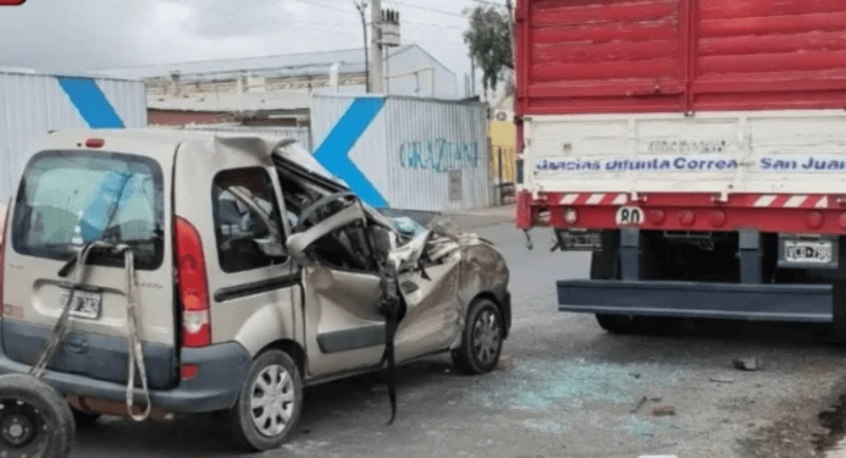 Violento choque en Chimbas: una camioneta impactó contra un camión estacionado