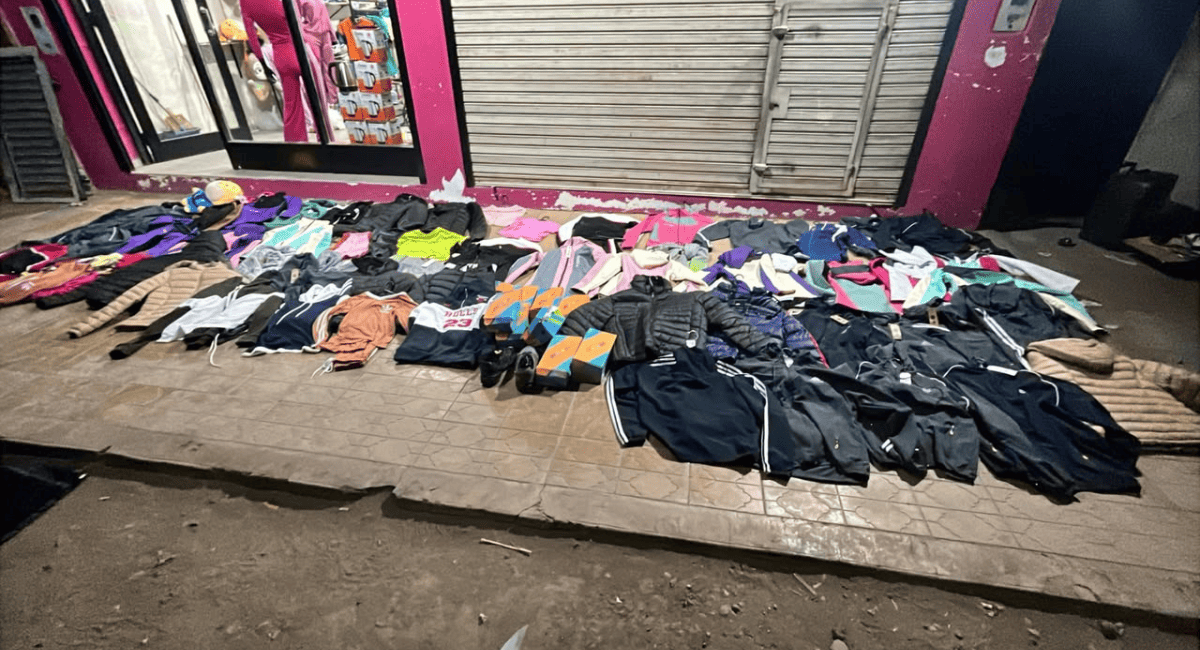 ¡Atrapados con el botín! Intentaron vaciar un local de ropa en Chimbas y cayeron tres jóvenes