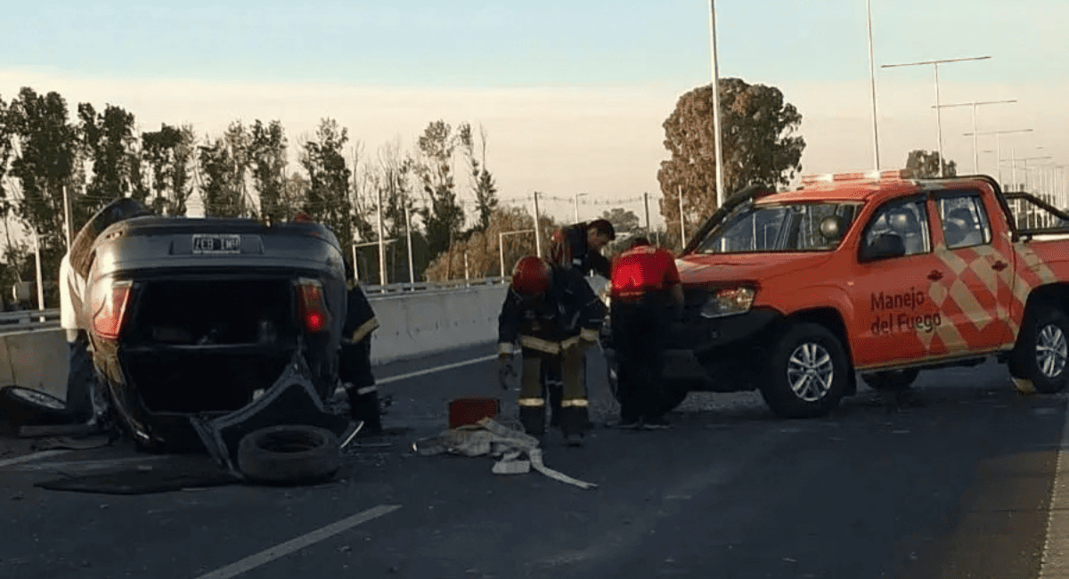 Vuelco en la Ruta 40: un Citroën C4 volcó en Chimbas y hay heridos