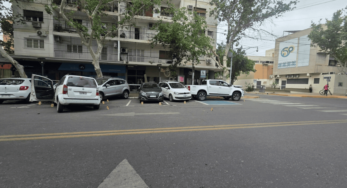 Fuerte choque en la Capital sanjuanina: un conductor salió despedido y terminó bajo un auto