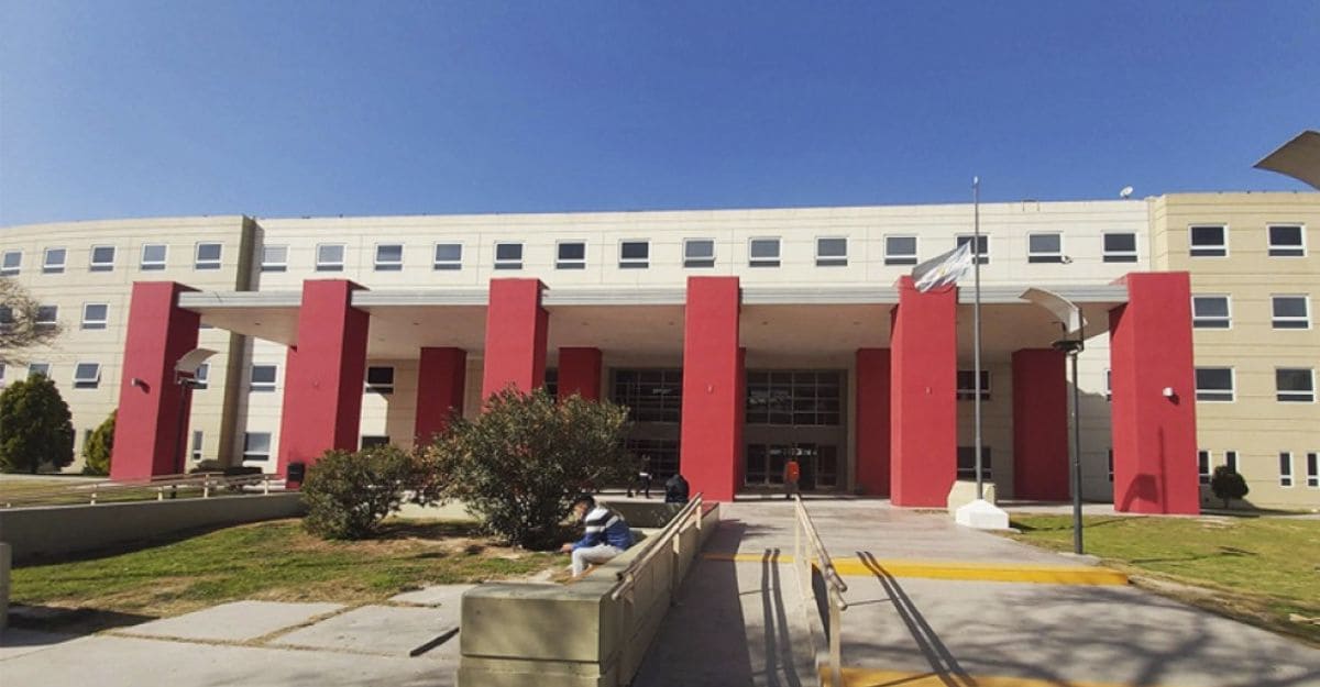 Está internado en Terapia Intensiva y fue trasladado bajo código rojo al Hospital Rawson. Pocito: se le cayó encima el agua de un carro de panchos a un nene y está en Terapia Intensiva
