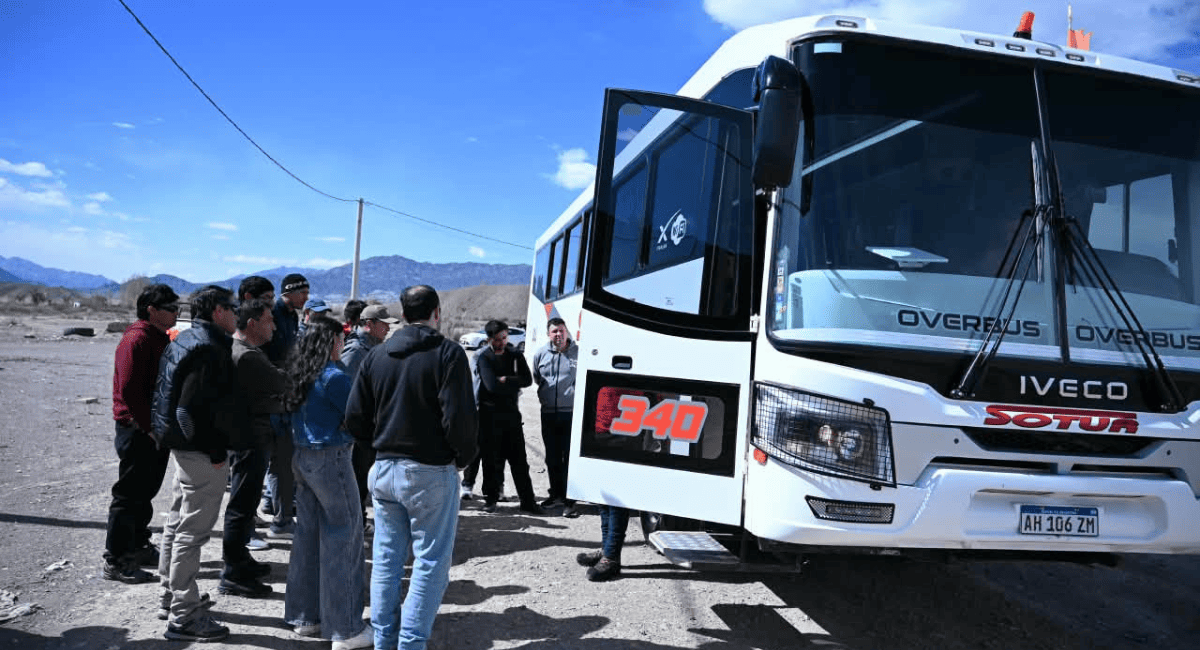 Manejo en alta montaña: Choferes de Iglesia se capacitaron en conducción de colectivos 4×4.