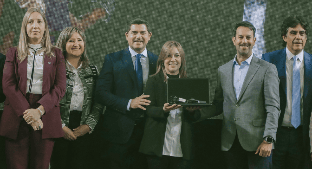 Educación en San Juan: Marcelo Orrego entregó 3.000 computadoras a docentes
