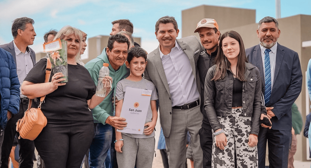 Orrego encabezó una entrega de viviendas en Chimbas y confirmó el próximo barrio a entregar Orrego encabezó una entrega de viviendas en Chimbas y confirmó el próximo barrio a entregar