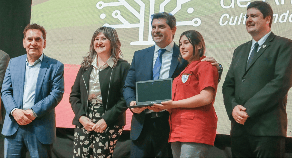 El gobernador Marcelo Orrego y la ministra Silvia Fuentes entregaron más de 2.700 computadoras El gobernador Marcelo Orrego y la ministra Silvia Fuentes entregaron más de 2.700 computadoras
