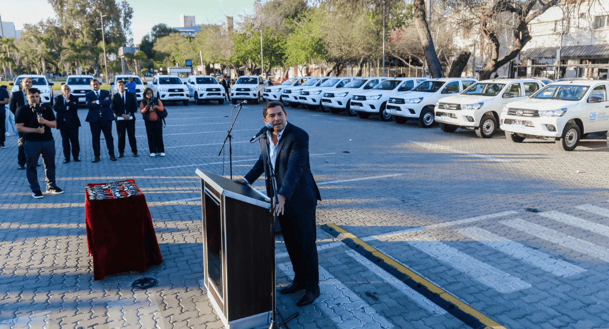 Orrego entregó 30 móviles a Obras Sanitarias: «Resolvemos lo urgente y lo importante».