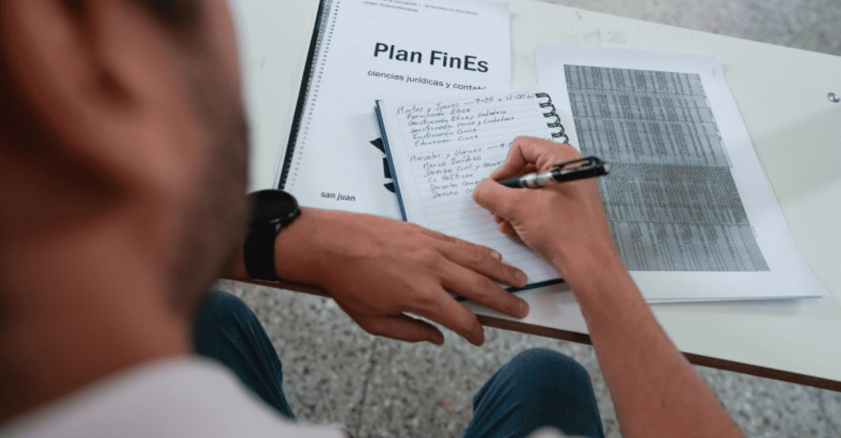Abrieron la preinscripción presencial al Plan FinEs para terminar la secundaria en San Juan.