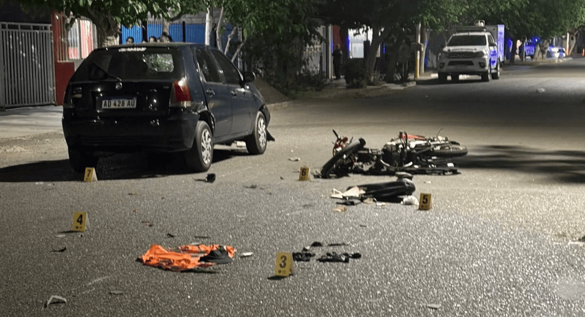 Rawson, violento choque entre auto y moto: la motociclista está grave en código rojo