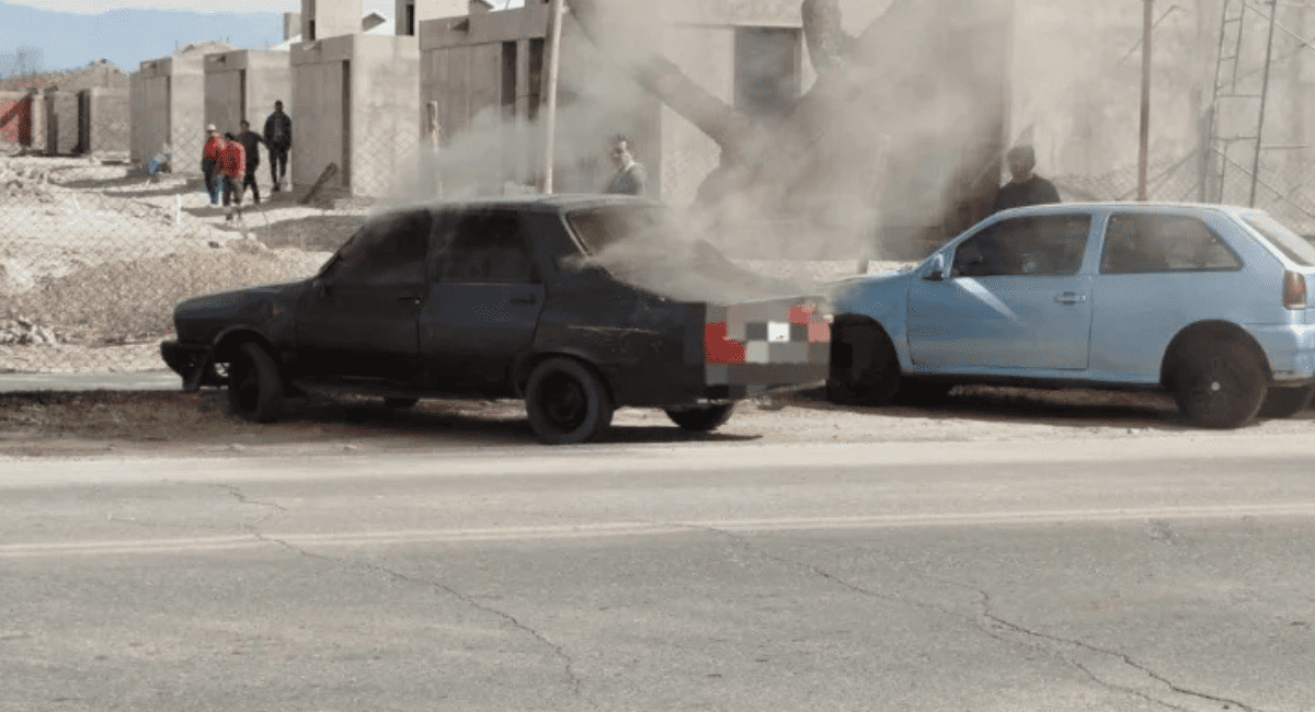 Tensión en la Ruta Nacional: un Renault 12 sufrió un principio de incendio Tensión en la Ruta Nacional: un Renault 12 sufrió un principio de incendio